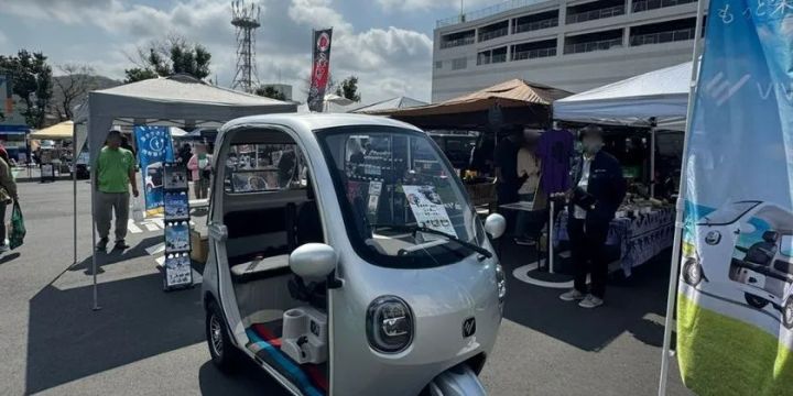 通路の中央に展示されたビベルトライクに来場者が注目する様子