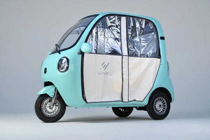 標準装備の雨除けサイドカバーを閉じている様子