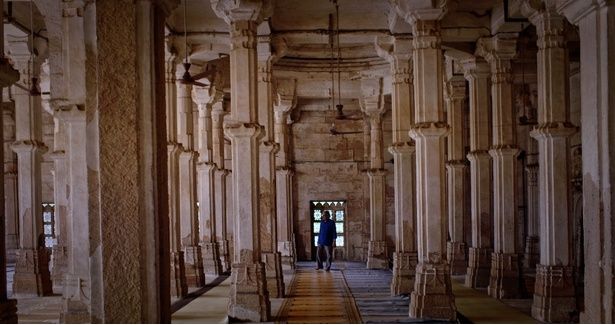 制作の裏側などをドーシ自身が語りながらキャリアを振り返る(『誓い 建築家B・V・ドーシ』)