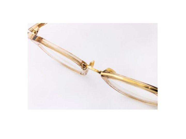 フレームはアシンメトリーにメタルゴールドがあしらわれています