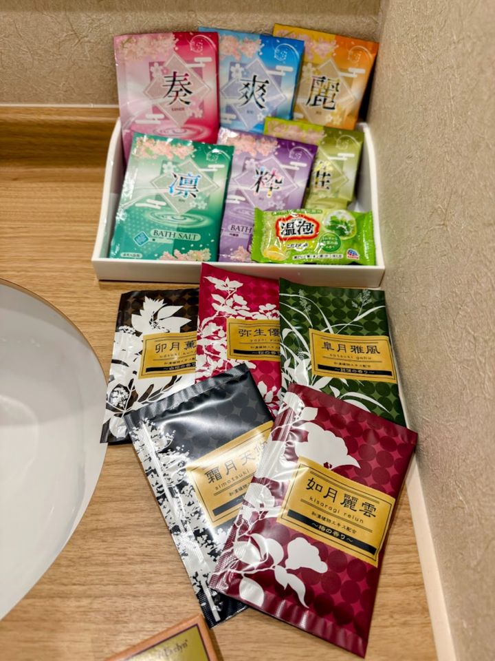 ホテルのアメニティーバーにあるバスソルト。アメニティが充実