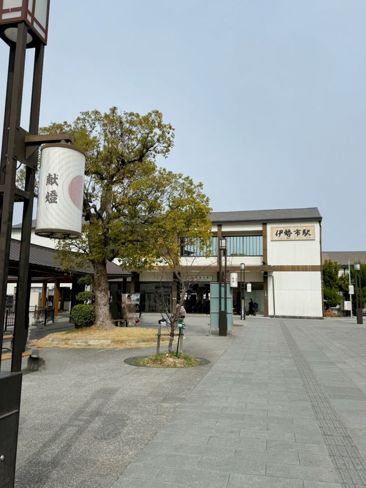 伊勢駅外観。