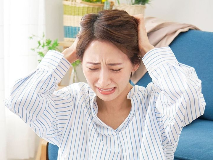 【医師が解説】「感情的になると物を投げてしまう」「物に当たってしまう」……激しいイライラが抑えられない場合、精神科的なアプローチで改善できる可能性があります。分かりやすく解説します。（※画像：Shutterstock.com）