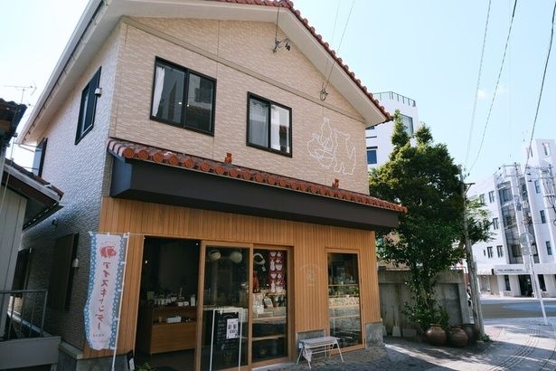 2階では、箸置きの絵付けなどのワークショップを開催