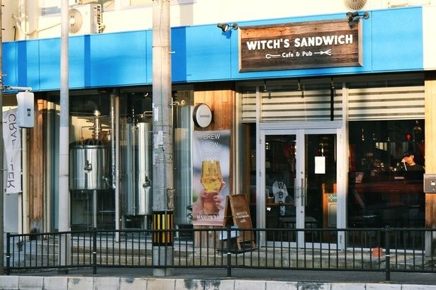 醸造所の隣にある「WITCH’S SANDWICH」の看板がタップルームの目印