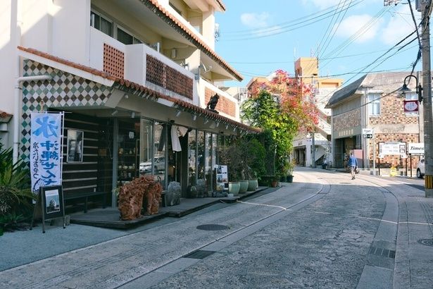 琉球石灰岩を敷き詰めた道が続く壺屋やちむん通り