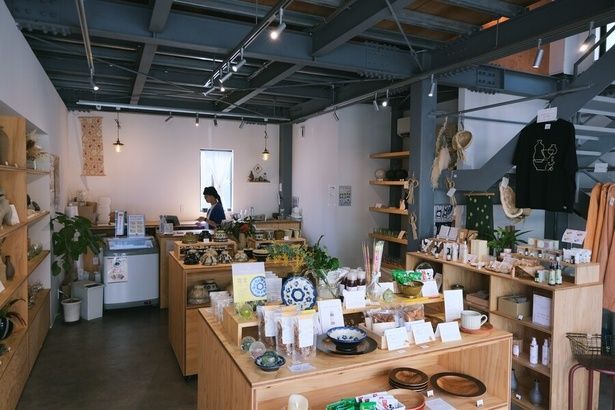 壺屋をはじめとする沖縄の手仕事の品やおいしいものを厳選