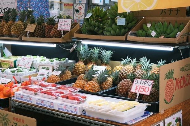 市場の場外には青果店や飲食店が軒を連ねる