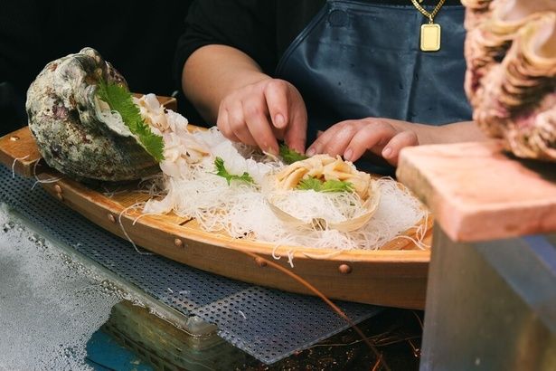 夜光貝のお造り。1階でさばいてもらって2階の食堂で味わえる