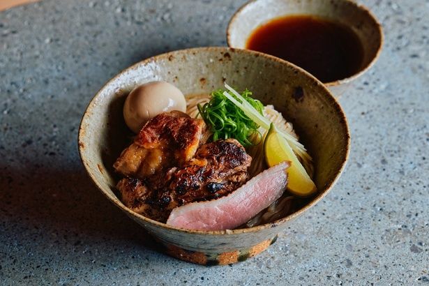 創作沖縄そばが話題の「EIBUN Tsuboya」。写真は「特上壺屋つけそば」(1580円)