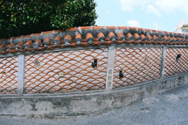 壁や道路にやちむんの陶片が埋め込まれた景色が見られるのも壺屋ならでは