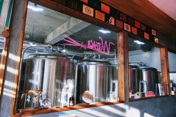 タップルームからの眺め。ビールが生まれる現場を間近に感じられる