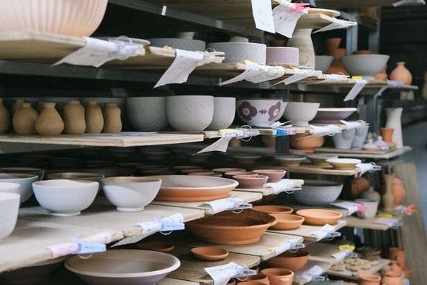 工房では育陶園直営6店舗の器を制作
