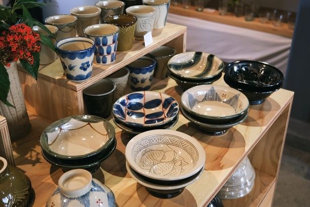 壺屋の風景をイメージしたオリジナルのカップ(3630円)と鉢物(4730円)