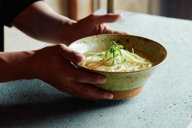 スープと麺のおいしさを存分に味わえる「かけ沖縄そば」(780円)