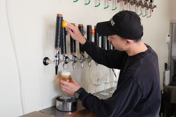 ビールタップは15本。常時約10種類のオリジナルビールが楽しめる