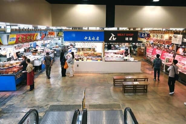 1階には鮮魚店や精肉店、乾物店、惣菜店などが軒を連ねる