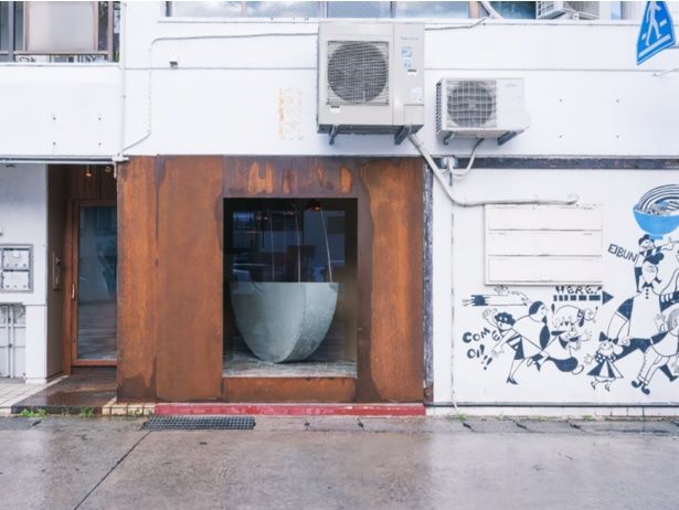 ギャラリーのようなスタイリッシュな外観。右隣は「OKINAWA SOBA EIBUN」