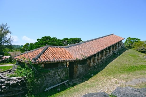 「やちむんの里」のシンボルである登り窯