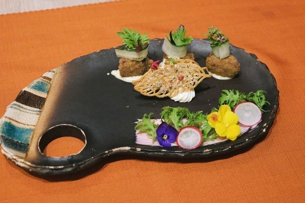 與那原工房のパレット皿に、色とりどりの前菜が並ぶ