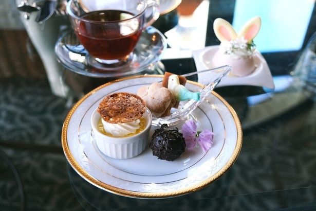 一つひとつに物語のあるスイーツたち。「美ら花紅茶」と一緒にどうぞ