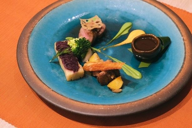 鮮やかなブルーの器に映える宮崎牛ロースのポワレ