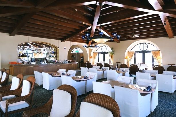 ラウンジ「アリアカラ」。テラス席もある