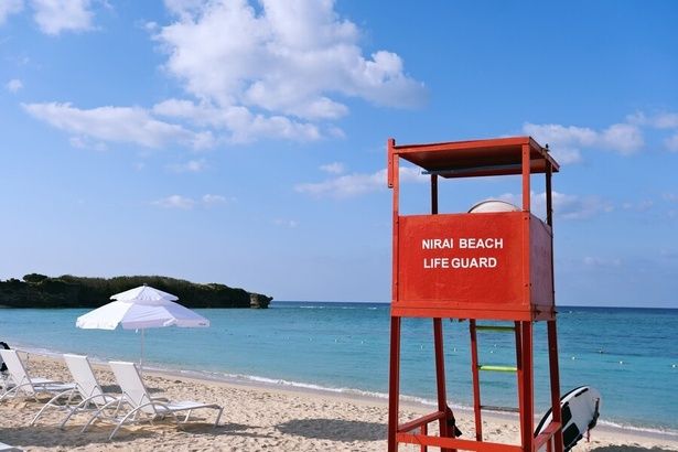 ビーチベッドで読書したり、うたた寝をするのも贅沢な時間