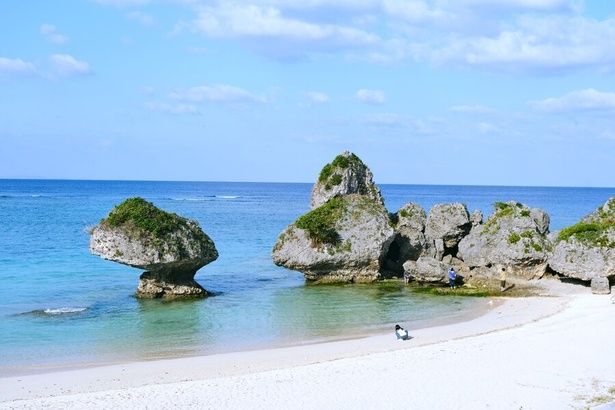 県内でも有数の透明度を誇り、沖縄らしい遠浅の海を体感できる