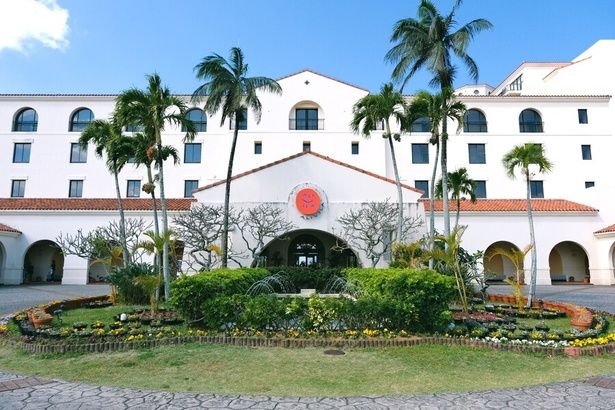 白亜の壁に赤い屋根瓦が映えるスパニッシュ・コロニアル様式の建物