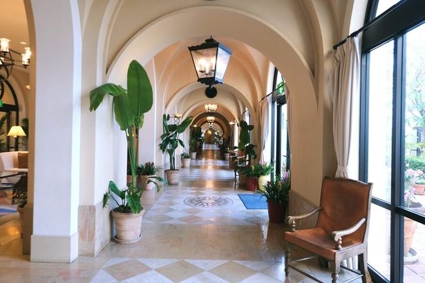 アリビラを象徴するアーチ型の回廊。ここを歩くだけで気分が上がる