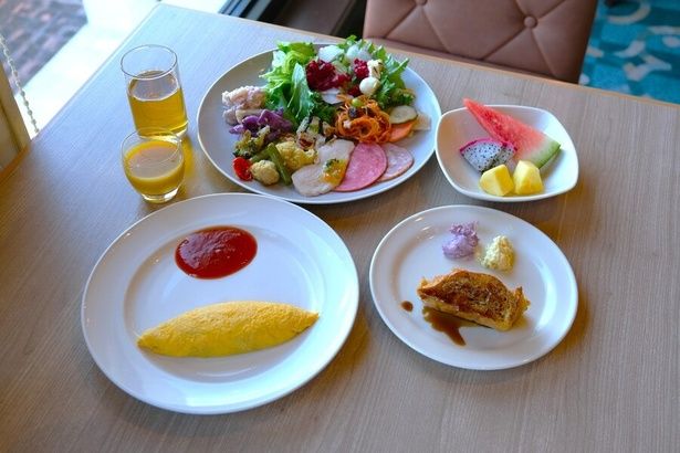 ブラッスリー「ベルデマール」ではブッフェスタイルの洋食が楽しめる