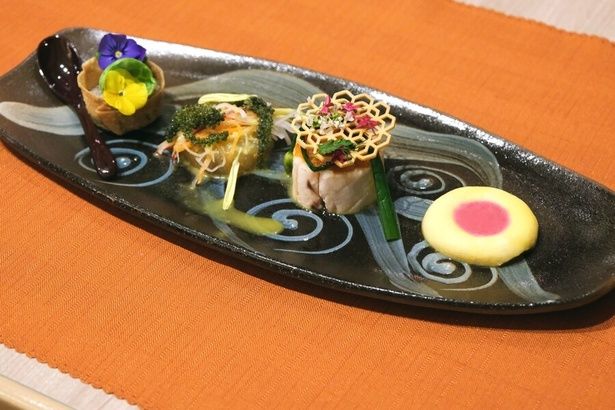 沖縄近海で水揚げされた魚や海ぶどうを陶眞窯の器で