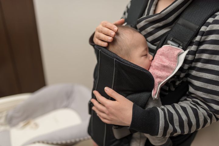 抱っこひもを使う際の注意点とは？（画像はイメージ）