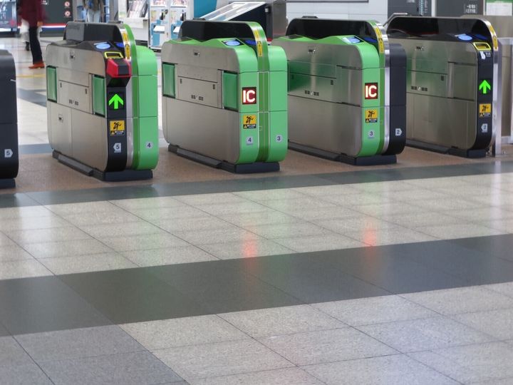 一人暮らしをする77歳の父と駅で待ち合わせをしていた47歳女性。改札を出ようとしている父を見つけたが、そのとき父の不可解な行動を目撃する。父の行動に周囲は騒然とし、女性は急いで改札口へと駆け寄ったのだが……。※サムネイル画像：PIXTA