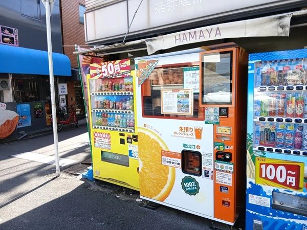 【大阪府大阪市】IJOOZの自動販売機が、老舗鰹節店「浜弥鰹節」の店頭に登場！オレンジジュースを堪能