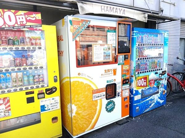 【大阪府大阪市】IJOOZの自動販売機が、老舗鰹節店「浜弥鰹節」の店頭に登場！オレンジジュースを堪能