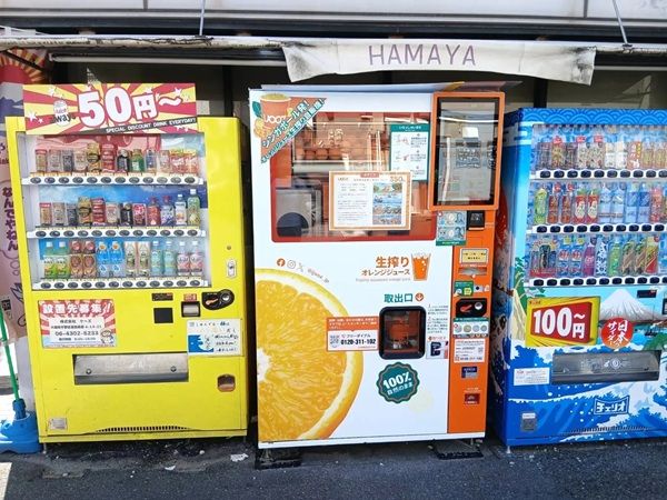 【大阪府大阪市】IJOOZの自動販売機が、老舗鰹節店「浜弥鰹節」の店頭に登場！オレンジジュースを堪能