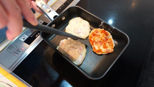 フライパンで焼いているとろとろベーコンチーズ豆腐