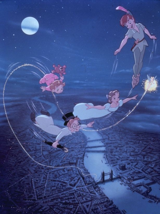 【写真を見る】ピーター・パンとともに空を飛ぶウェンディ [c]1953 Walt Disney Productions