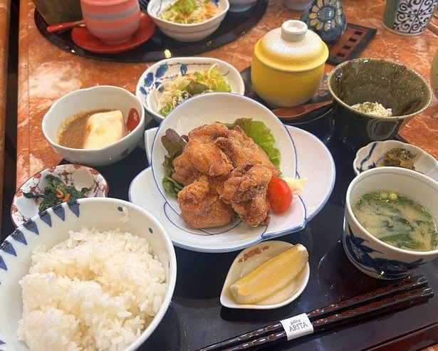 「ギャラリー有田」では食事もできる。こちらは、佐賀のブランド鶏をカラッと揚げた塩唐揚げの御膳「ありたどり 塩唐揚げ膳」(1750円)