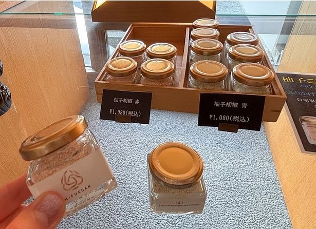 お土産にぴったり。柚子こしょうの本場・九州の老舗「MIFUKUAN」の「柚子こしょうPOWDER」。さまざまな料理にふりかけて使えるレアな一品