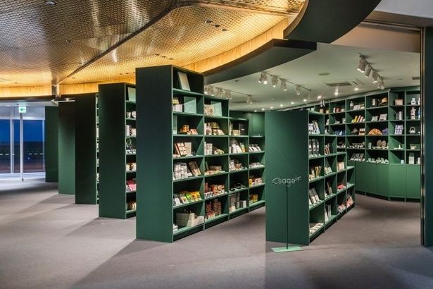 佐賀県の特産品を集めたスーベニアショップ。佐賀のイケてる土産もの(1000点以上)が空港でそろう