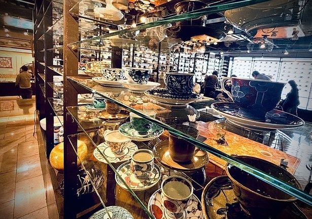 約2500客に及ぶコーヒーカップが並ぶ喫茶コーナー