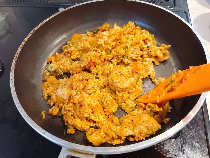 ごはん・卵と炒めて「キムチチャーハン」に