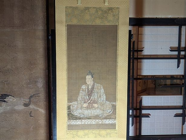「明智光秀公 肖像画」(本徳寺蔵)は、光秀の息子、南国梵桂が父の菩提を弔うために描かせたと伝えられる