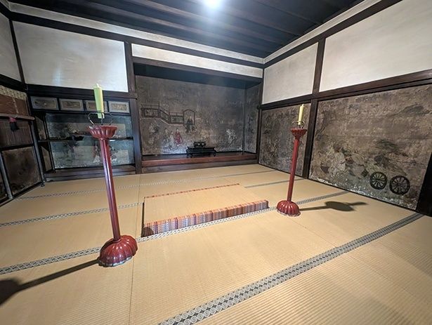 客殿の主室「上座の間」の内部。奥には床と違い棚が設けられ、障壁には「帝鑑図」が描かれている