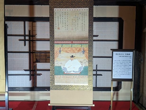 「豊臣秀吉公 肖像画」(複製、西教寺蔵)。実物は国の重要文化財に指定されており、現在は京都国立博物館へ寄託している