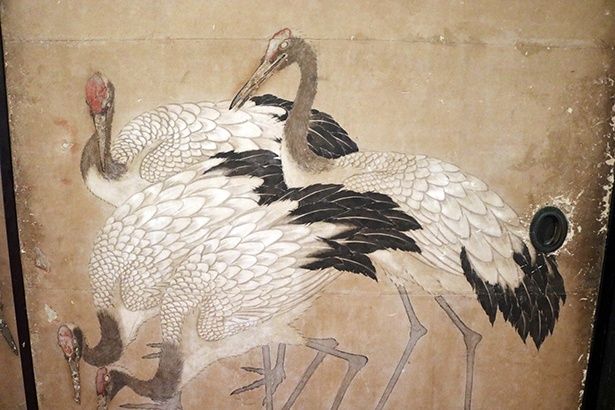 鶴の羽の筆致など、細部も鑑賞できる