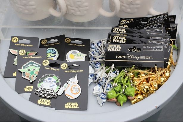 BB-8とR2-D2がデザインされた「ピンバッジ」も登場